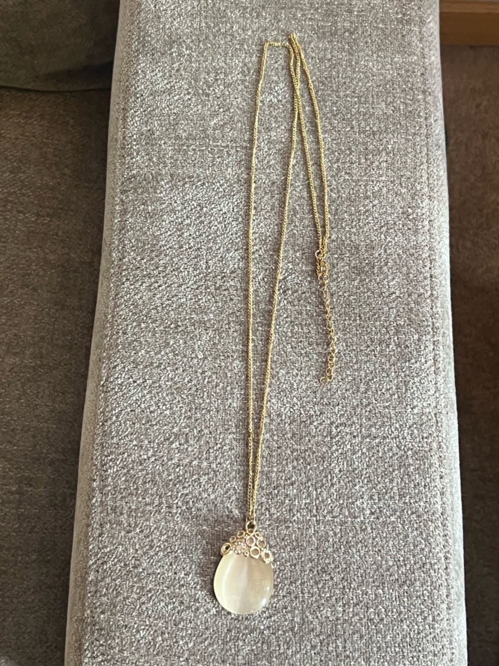 Gold Pendant Necklace with Cream Stone Accent N125